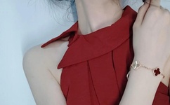 美女把胸罩解开让男生摸